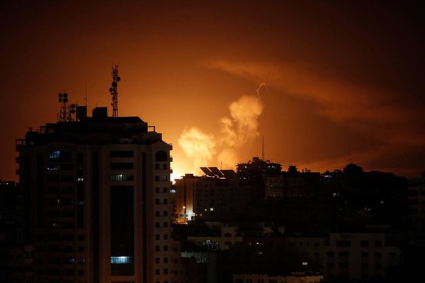 «إسرائيل» نفذت هجومها... إيران: نحفظ حقنا في الردّ... واشنطن تحذر من»الإنتقام»
إنتقادات لنتنياهو... إستنكار عربي ودولي للهجوم ... ودعوات لضبط النفس