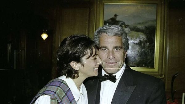 صور تكشف عالم إبستين المظلم