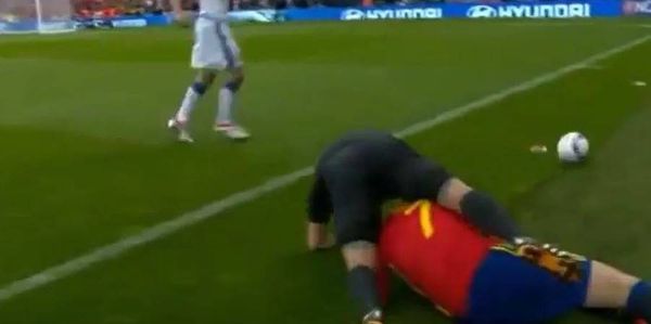 لقطة طريفة بين مهاجم المنتخب الإسباني موراتا والحكم المساعد