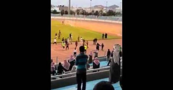 بالفيديو.. مشاجرة بين فريقي كرة قدم تنتهي بكارثة والشرطة تتدخل