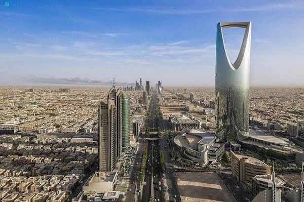 إنفجارات تهز الرياض فجراً بعد تحذيرات رسمية من هجوم جوي معادٍ هو الأول في التصعيد الحالي