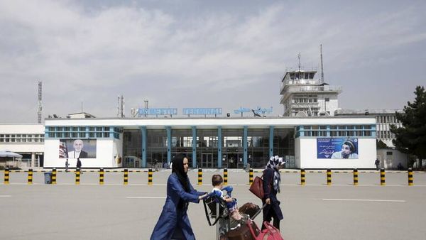 الإمارات تجلي دبلوماسييها من أفغانستان عبر مطاراتها
