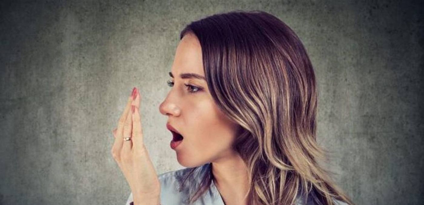 "رائحة الفم الكريهة" جرس إنذار.. هذا ما تشير إليه!