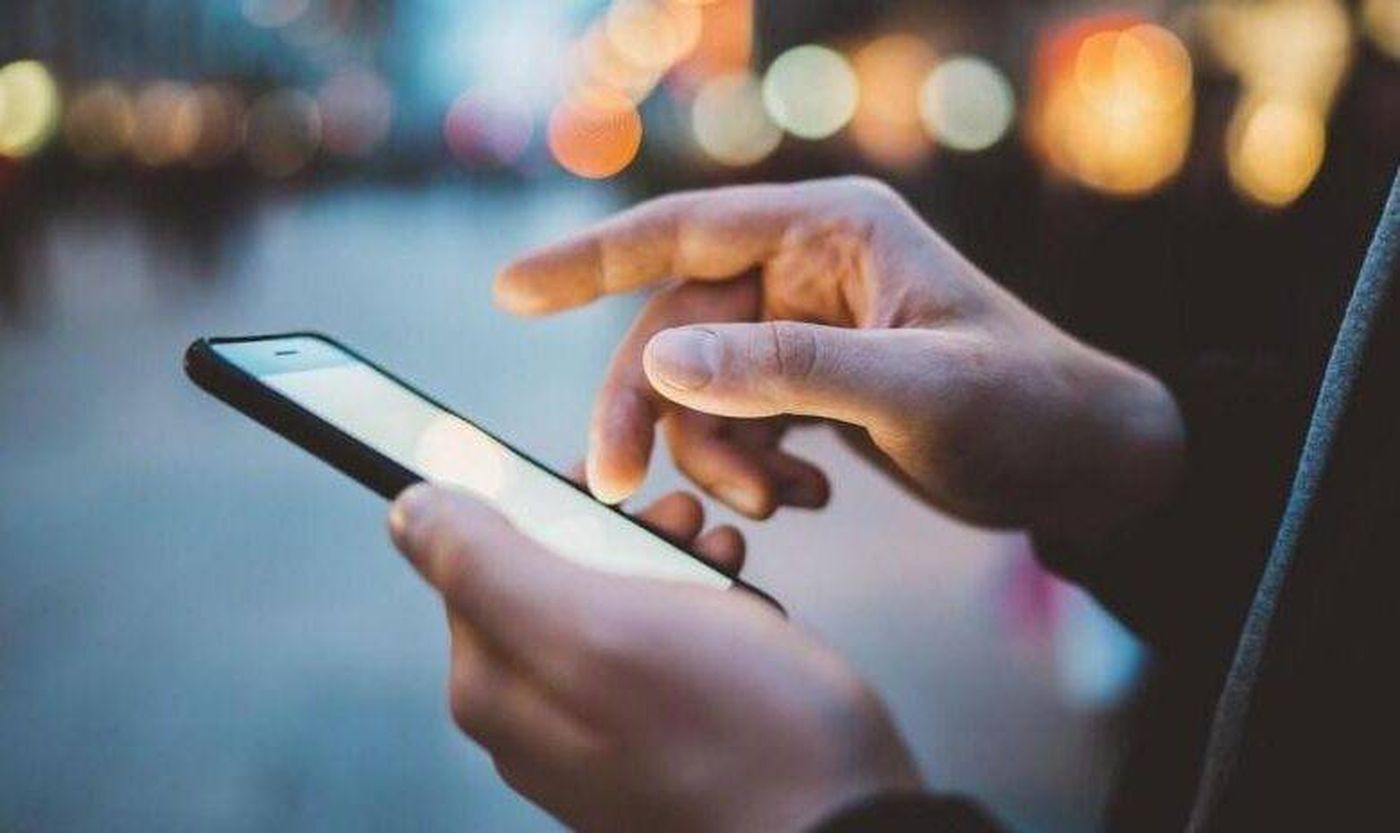 بعيون خفية… عن ماذا تبحث الشركات في هاتفك؟