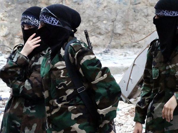 بريطانيا خائفة على فتياتها من التطرف
