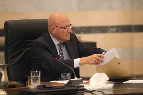 سلام بحث التطورات مع خلية الأزمة