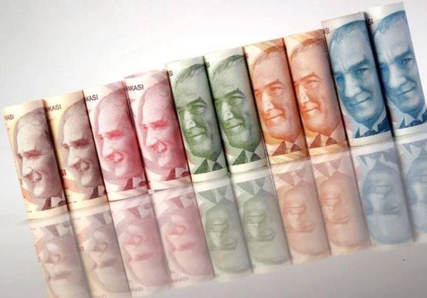 الليرة التركية تنخفض 7% مقابل الدولار بفعل مخاوف من عقوبات