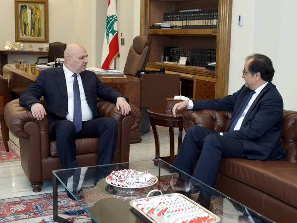 الرئيس جوزاف عون عرض مع سفير لبنان في فرنسا ربيع الشاعر عمل السفارة في تعزيز العلاقات اللبنانية الفرنسية واطّلع منه على اوضاع الجالية اللبنانية