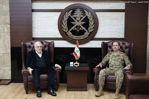 قائد الجيش يستقبل الصمد