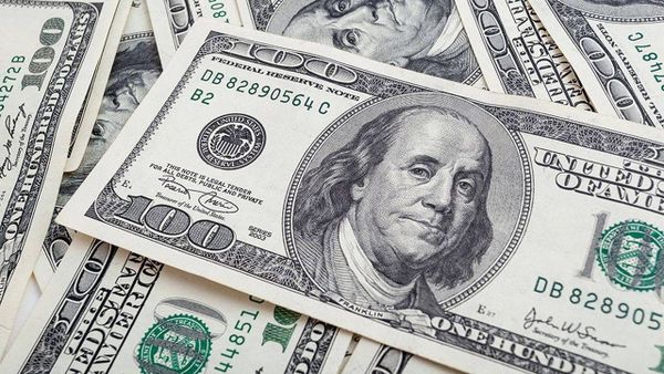 كيف افتتح سعر صرف الدولار في السوق السوداء صباح اليوم؟
