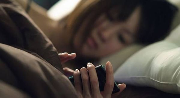 إحذر من تصفح هاتفك الذكي قبل النوم