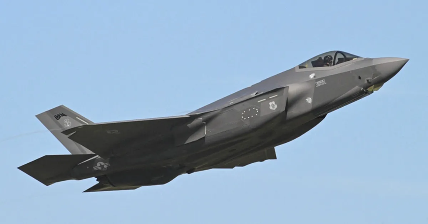 هبوط اضطراري لطائرة F-35 الأميركية بعد تعرضها لنيران إيرانية