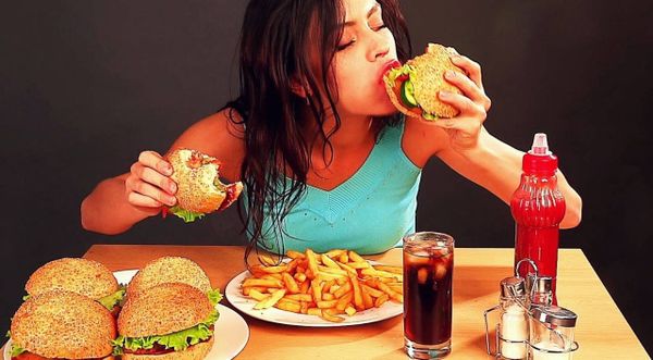 هذه أسباب الشّراهة في الطعّام.. تجنّبوها!