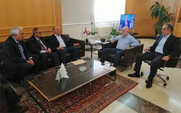 فنيانوس التقى الصفدي

ووفد نقابة مُخلّصي البضائع
