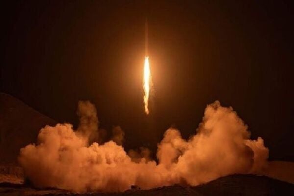 ‏وكالة فارس: إيران بدأت إطلاق صواريخ ومسيّرات ردا على الهجوم الأميركي