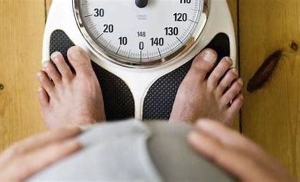 لماذا يتغير وزنك عدة مرات خلال اليوم؟