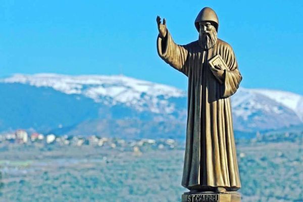 بالفيديو..اللمسات الاخيرة لاكبر تمثال في لبنان والعالم... مار شربل سيرتفع في فاريا