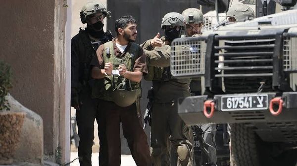 اعتداءات للمستوطنين في رام الله.. ضرب نشطاء سلام واعتقال فلسطينيين