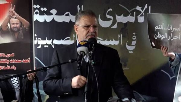 "لا نريد فتنًا ولا حروبًا ولن نخضع لا للقتل ولا للتهويل"<br />
حزب الله: الدولة مطالبة بأن تحوِّل قضية الأسرى<br />
في السجون الإسرائيلية إلى قضية رأي عام في الساحة الدولية