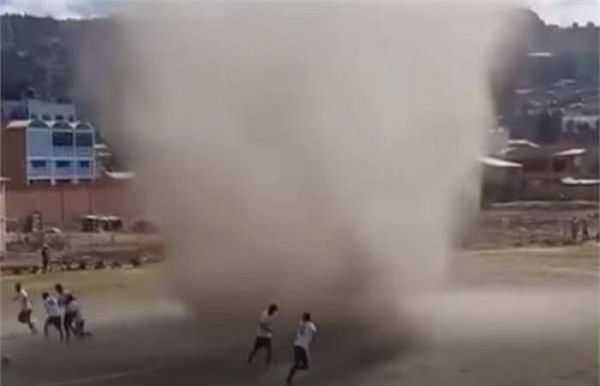 دوامة ترابية عنيفة تداهم فجأة مباراة كرة قدم.. شاهد ماذا فعل اللاعبون