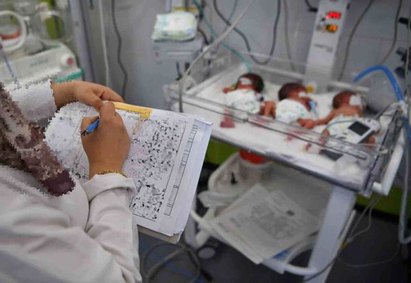 فضيحة بيع الأطفال تعود... طبيب يُزوّر الولادة وشبكات تخطف هويّة المواليد