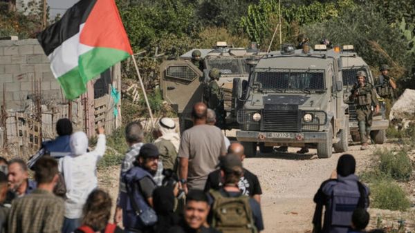 "لوموند": الجيش الإسرائيلي يجهز مجموعات من المستوطنين في الضفة بأسلحة ومعدات