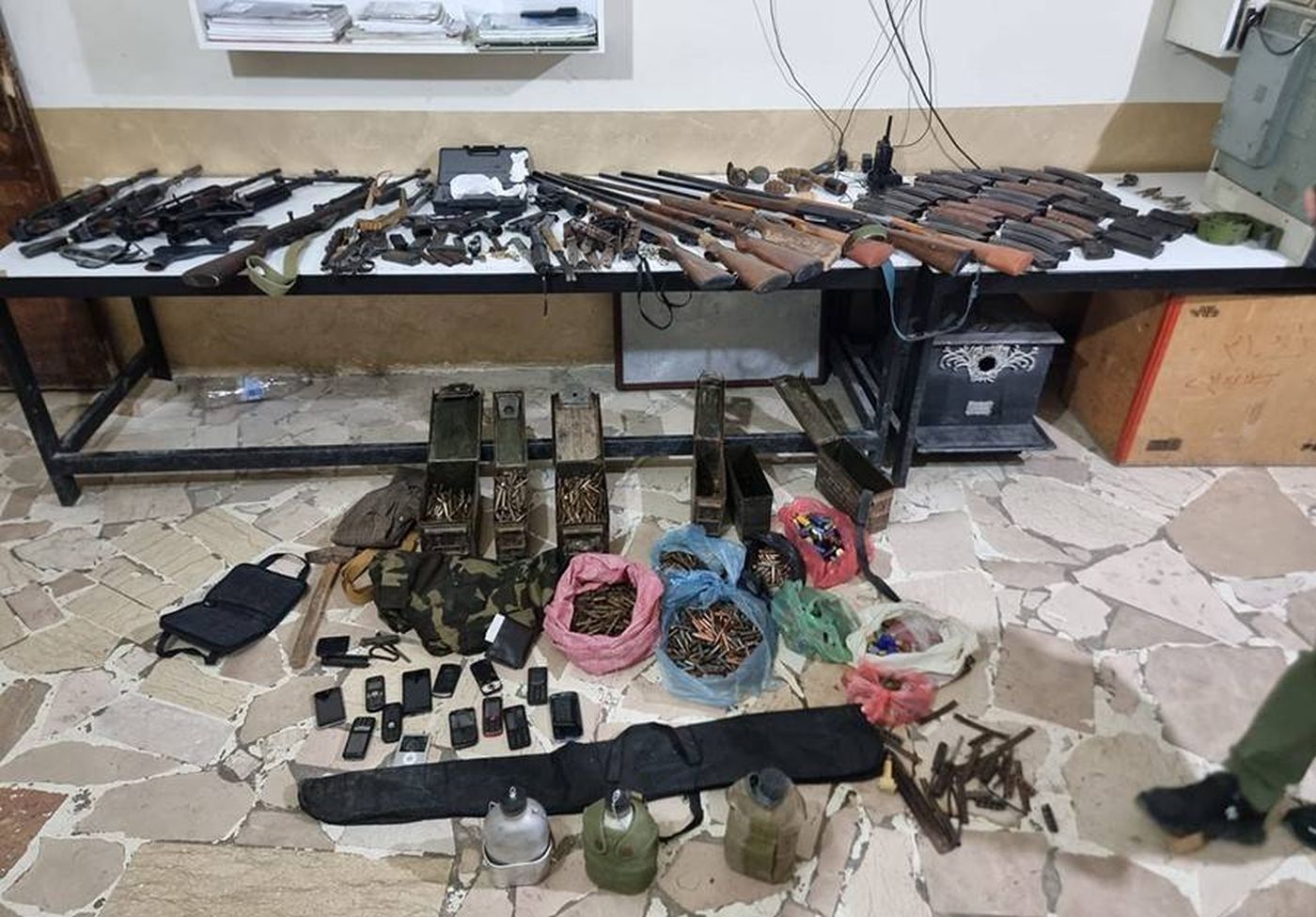 مداهمة للجيش وتوقيف شخصين في البيرة والمرج... وهذا ما تم ضبطه