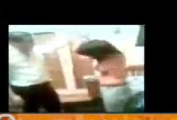 بالفيديو ضابط مصري يجبر فتاة على خلع ملابسها بالضرب