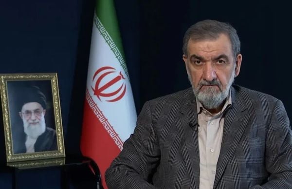 أمين مجلس الأمن القومي الإيراني محسن رضائي: نرغب بانتهاء الحرب بين السعودية واليمن وأعتقد أن اليمنيين أيضا يرغبون بتسوية مع السعودية.