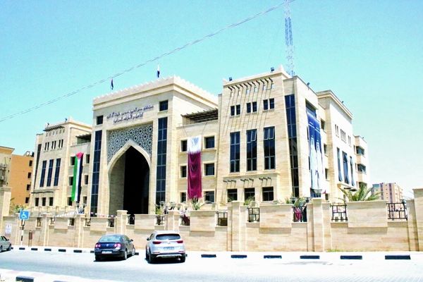 مستشفى الشيخ حمد في غزة يعلق خدماته الخارجية بسبب شلل حركة حافلات النقل
