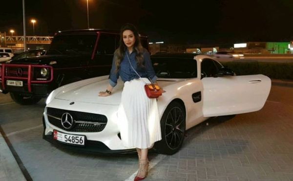 من الذي أهدى لجين عمران هذه السيارة الفخمة