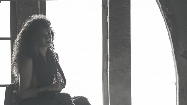 آنجي شيا تطلق "بالحلم" مع شركة Universal Music MENA