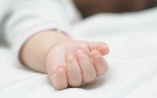 هَجَرَ الحنان قلبَ أهلها فَرَمَوْها في بؤس الحياة