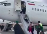بالفيديو- وسط هلع وفزع...  طائرة إيرانية تهبط في الشارع