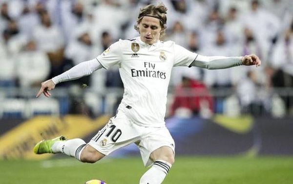 4 أسماء لخلافة مودريتش في ريال مدريد