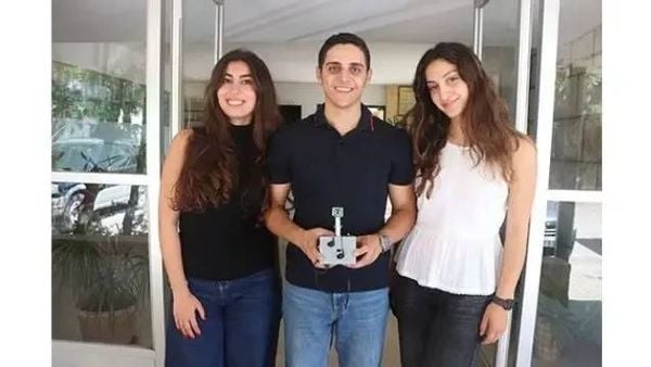 طلاب من الجامعة اللبنانية يبتكرون نظاماً ذكياً قابلاً للارتداء لمساعدة المكفوفين