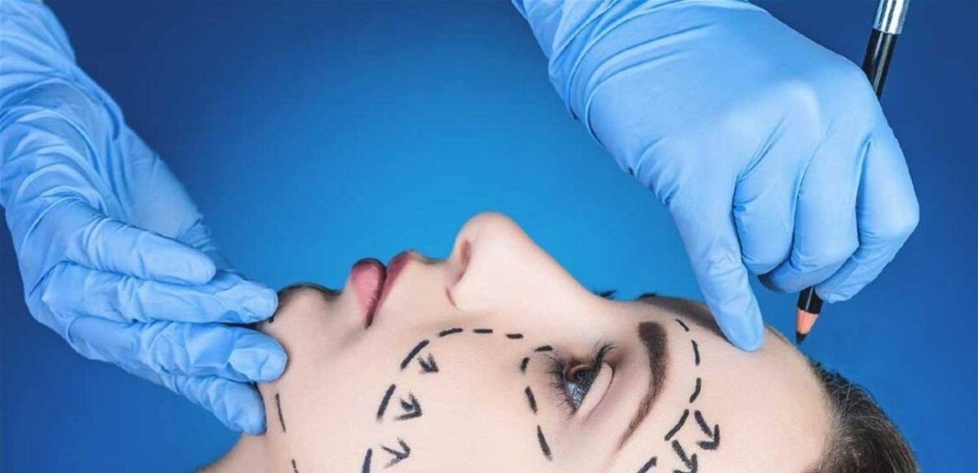 فنانة سورية شهيرة تعلّق على صورها "المفاجئة" بعد عمليات التجميل!