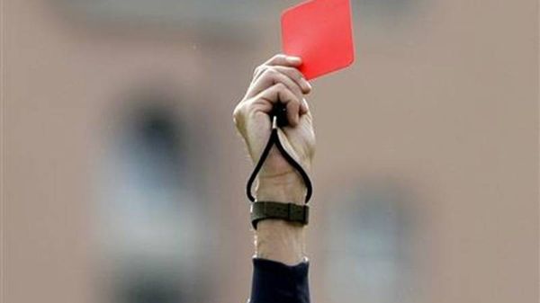 بالصورة - حصل على بطاقة حمراء... لأنّه أطلق ريحاً!