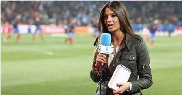مذيعة تتعرض لموقف محرج بسبب كرة قدم ! (فيديو)