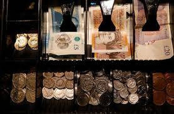 الاسترليني ينخفض مع زيادة الضبابية بشأن الانفصال البريطاني والدولار يستقر