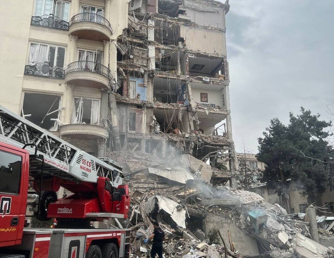 إيران: قصف حي سكني في طهران وفرق الإنقاذ تبحث عن ناجين