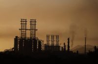 ترامب يراهن على نفط فنزويلا: فرصة سياسية أم فخ اقتصادي؟