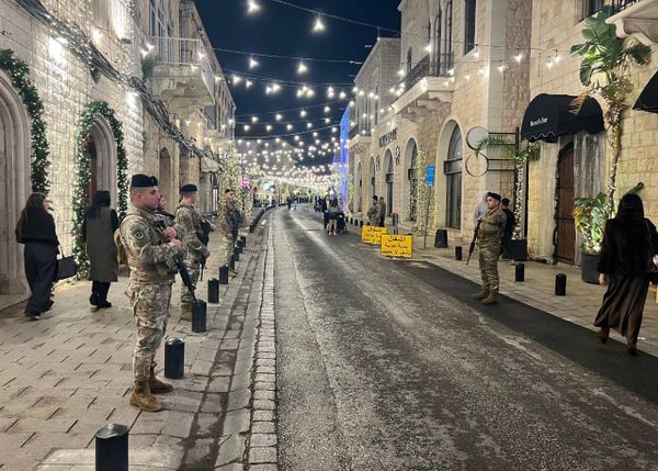 مسقط محطة حاسمة: الرئيس عون بحث وساطة ثلاثية الأبعاد لإنقاذ لبنان
هل وجود النازحين السوريين في لبنان... ورقة ضغط بيد الشرع؟