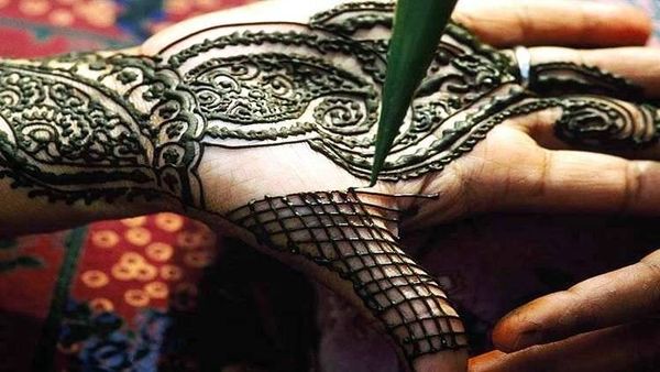 أم تحذر من خطر الحناء بعد إصابة طفليها بحروق شديدة!