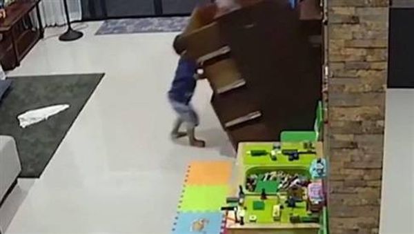 طفلٌ ينجو بأعجوبة.. وهذا ما حصل معه!
