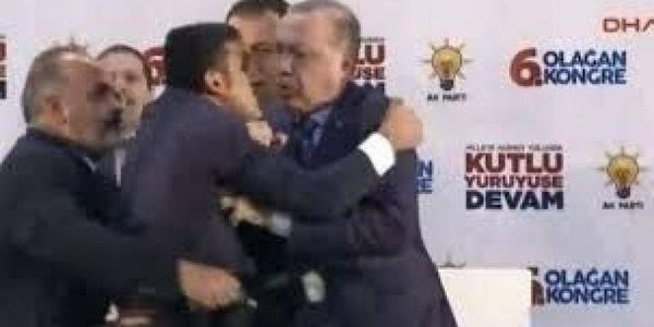 بالفيديو- ردّ عنيف من أردوغان على شاب أراد احتضانه!