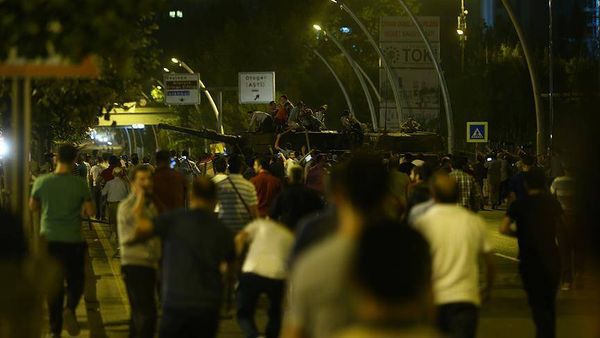 أحزاب تركية بارزة تندد بالمحاولة الانقلابية وتدعو إلى وحدة الصف