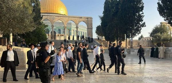 فلسطين تدين وتحذر من مخاطر اتفاقيّات نتنياهو وبن غفير
إعتقالات واسعة في الضفة... ومُستوطنون يقتحمون «الأقصى»