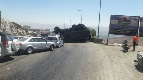 قوى الامن: منع مرور الشاحنات على طريق ضهر البيدر باتجاه البقاع لحين رفع الشاحنة المقلوبة