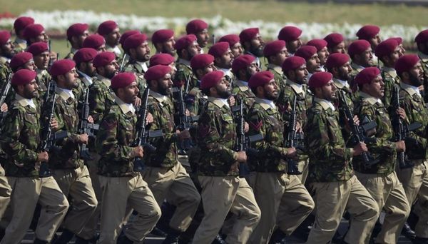 الجيش الباكستاني: قائد الجيش أجرى محادثات مع إيران بشأن السلام الإقليمي وسبل التوصُّل إلى تسوية عبر التفاوض